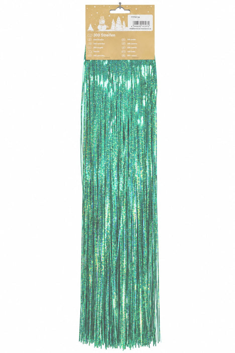 Verpackte grün glitzernde Lametta-Streifen als Weihnachtsdekoration, hängend vor weißem Hintergrund.