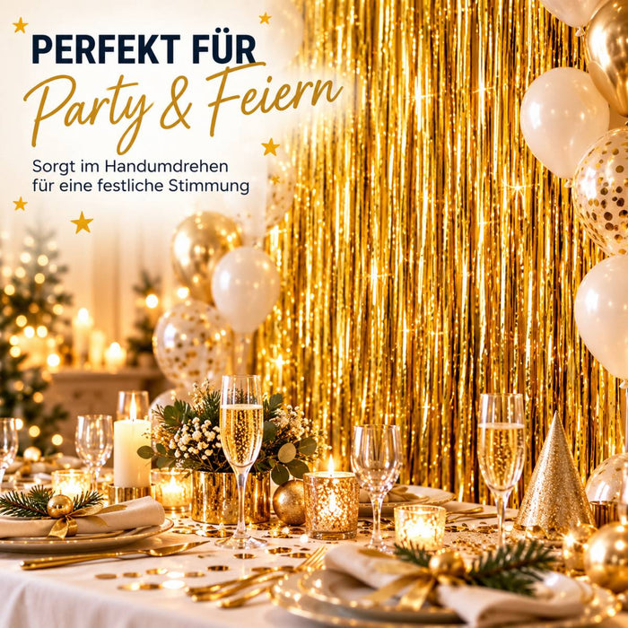 Festlich gedeckter Tisch mit goldener Lamettowand, Ballons, Kerzen und Sektgläsern für eine Partydekoration.