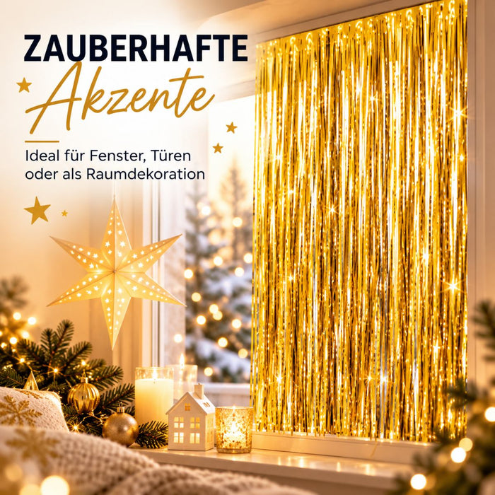 Goldener Lamettavorhang am Fenster, festlich dekoriert mit Sternlampe, Kerzen, Tannenzweigen und Kugeln.