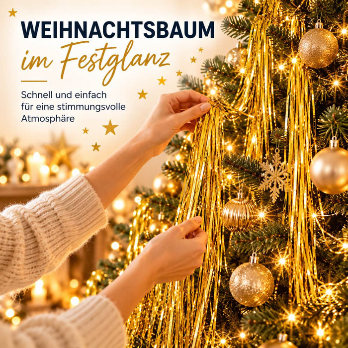Hände schmücken einen beleuchteten Weihnachtsbaum mit goldenen Girlanden und Kugeln; Werbetext links im Bild.