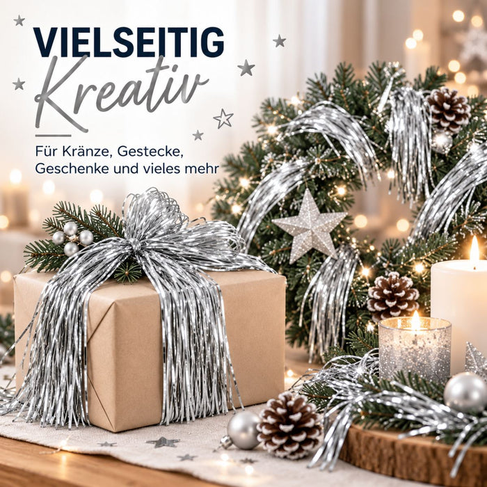 Weihnachtsdeko mit silberner Lametta-Girlande, Geschenk, Kranz und Kerzen; Text: „Vielseitig kreativ“