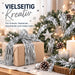Weihnachtsdeko mit silberner Lametta-Girlande, Geschenk, Kranz und Kerzen; Text: „Vielseitig kreativ“