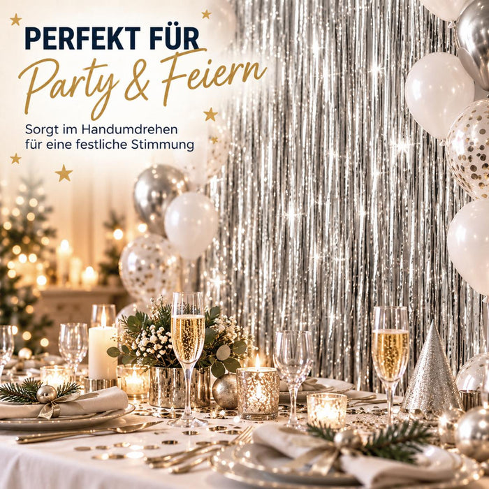 Festlich gedeckter Tisch mit Kerzen, Sektgläsern, Ballons und silbernem Lamettavorhang für Partydekoration