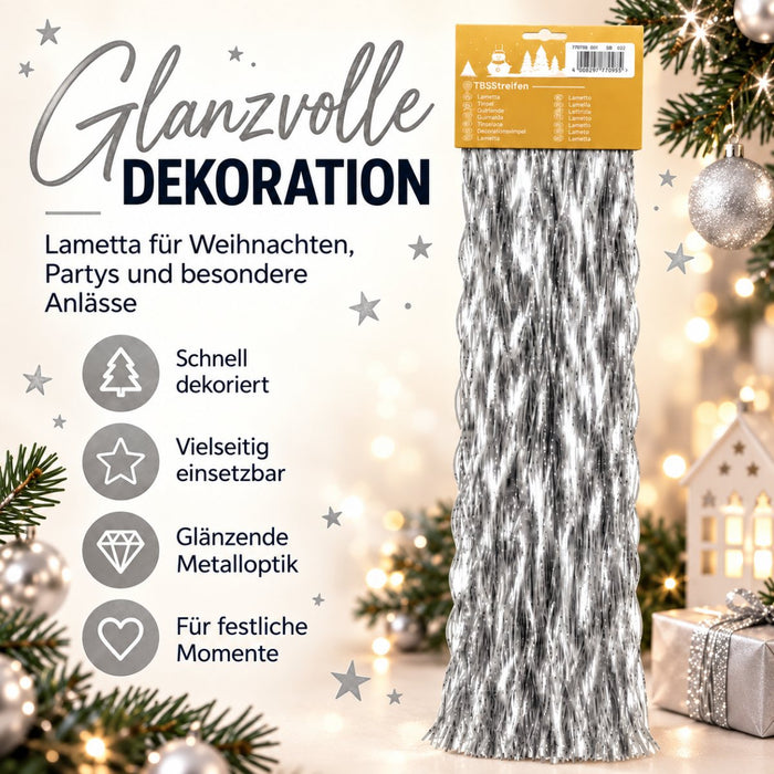 Silbernes Lametta im Beutel für Weihnachtsdeko, vor festlichem Hintergrund mit Tannenzweigen, Kugeln und Geschenk.